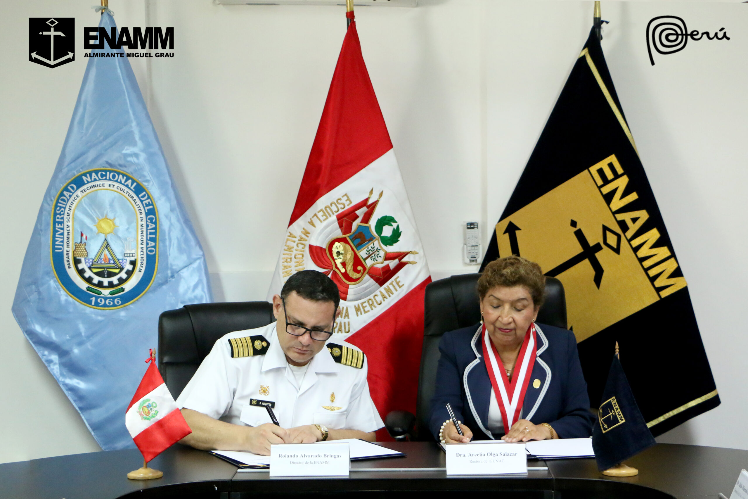 Firma de convenio entre la ENAMM y la UNAC